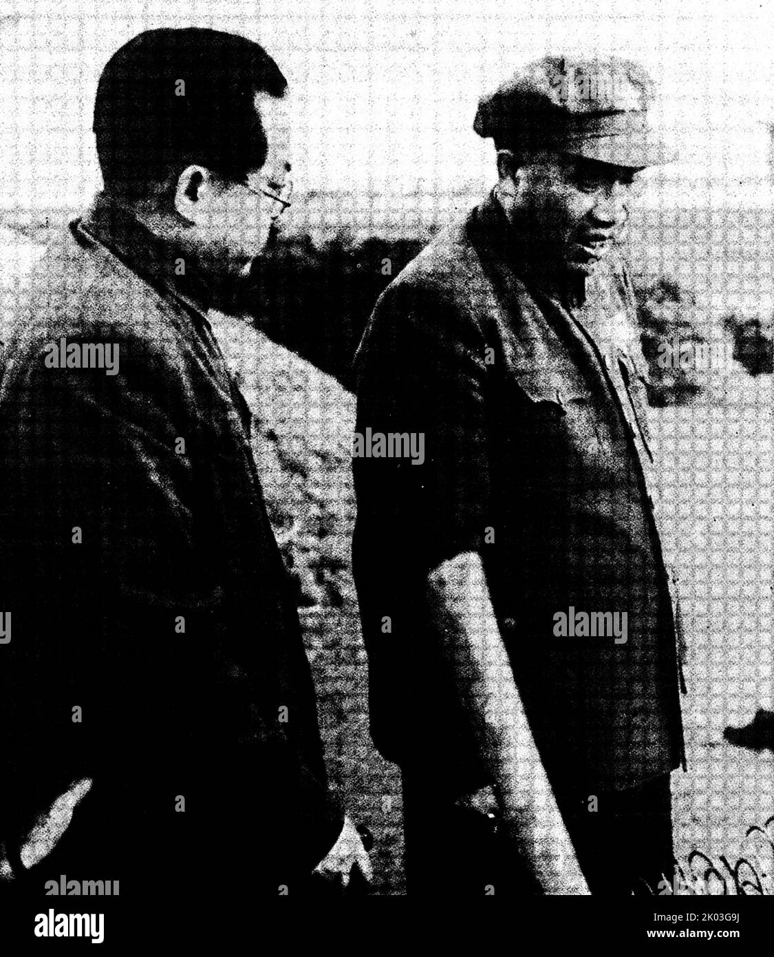 Ren Bishi und Zhu De, die zu ihm kamen, besuchten ihn auf dem Land in der Nähe des Yuquan Berges. Zhu De war 18 Jahre älter als Ren Bishi. Die gemeinsame revolutionäre Sache und das gemeinsame Ziel machten sie als Brüder nahe. Sie jagten oft, gingen und spielten in ihren Pausen zusammen Schach. Ren Bishi war Anfang 1930 militärischer und politischer Führer in der frühen Kommunistischen Partei Chinas. Stockfoto