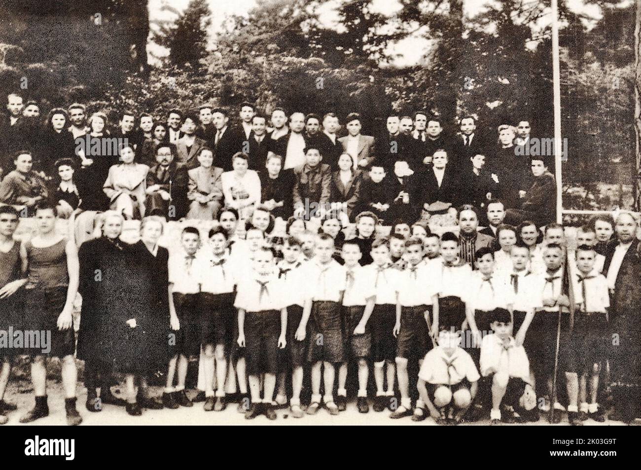 Ren Bishi machte ein Gruppenfoto mit seinen sowjetischen Freunden, nachdem er das Ballspiel im Schwarzmeersanatorium beobachtet hatte. Ren Bishi war Anfang 1930 militärischer und politischer Führer in der frühen Kommunistischen Partei Chinas. Stockfoto