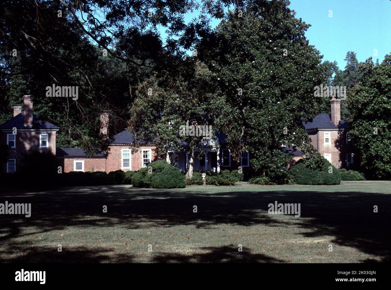 Prince George, VA. USA. 9/1993. Lower Brandon Plantation oder Brandon oder Brandon Plantation; und, ursprünglich als Martin's Brandon bekannt, liegt am Südufer des James River im heutigen Prince George County, Virginia. Die Plantage bleibt eine aktive Farm etwa ab 1607; und, deutlicher ab 1614. Brandon ist eines der am längsten laufenden landwirtschaftlichen Unternehmen in den Vereinigten Staaten. Erbaut in Backsteinvilla im Stil von Palladios 'Roman Country House', das im Jahr 1760s fertiggestellt wurde; und wurde vielleicht von Thomas Jefferson entworfen. Gegründet 1616 von Captain John Martin. Stockfoto