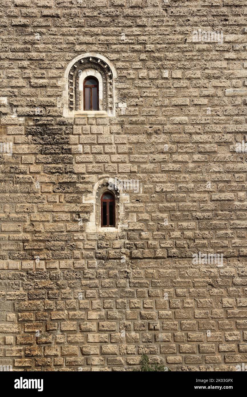 Die einsamen Fenster auf der großen Fassade des Klosters - das Symbol des Zölibatslebens Stockfoto