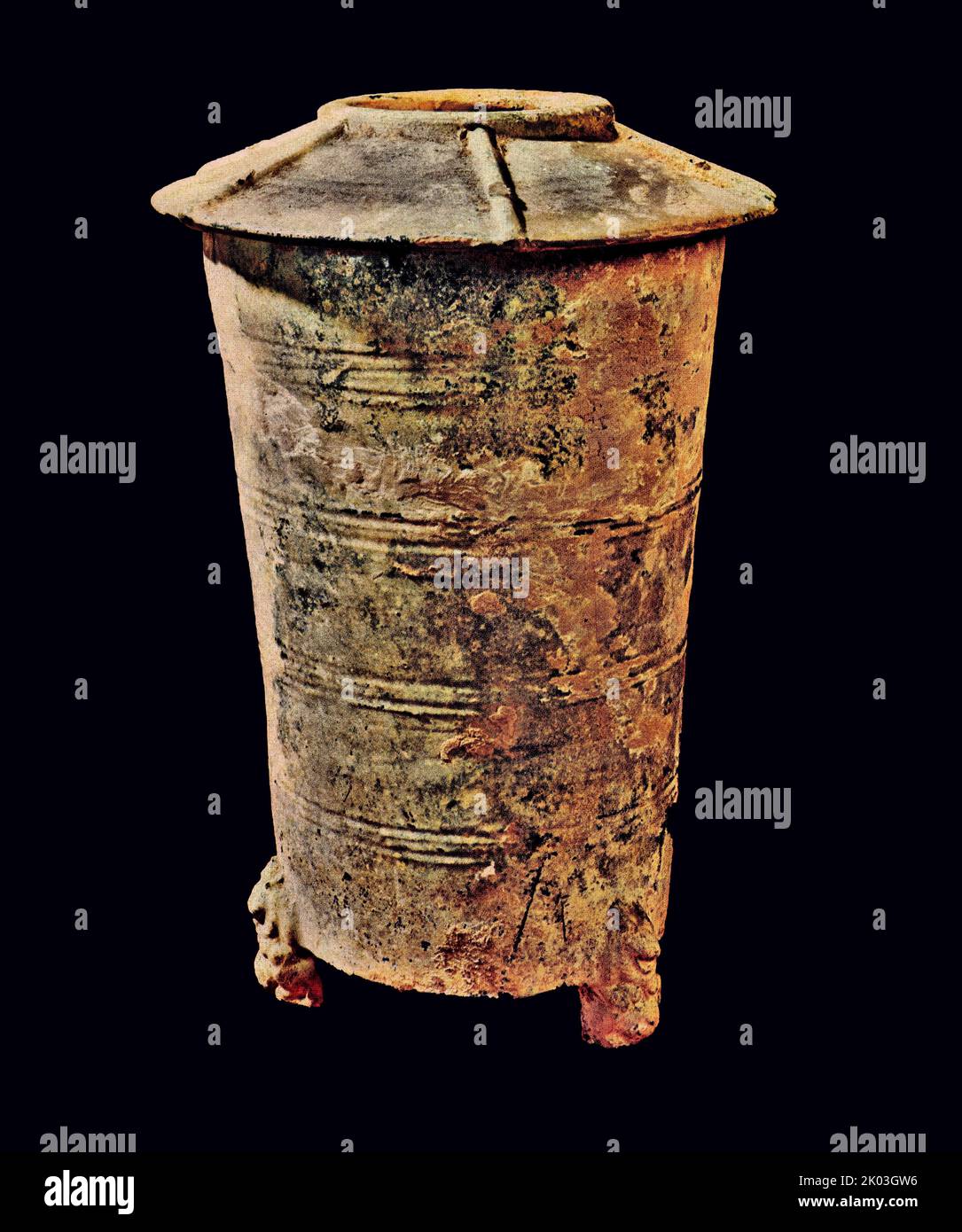 Han-Dynastie verglaste Kornkammer; zylindrisch, mit einem Deckel, einem runden Mund, drei Beine an der Unterseite, mit Bicorns verziert, erdig rot, in grüner Glasur gekleidet, aber meist rot, wahrscheinlich durch chemische Veränderungen verursacht. Dieses Utensil wird verwendet, um die Nahrung des Verstorbenen zu bewahren. Stockfoto