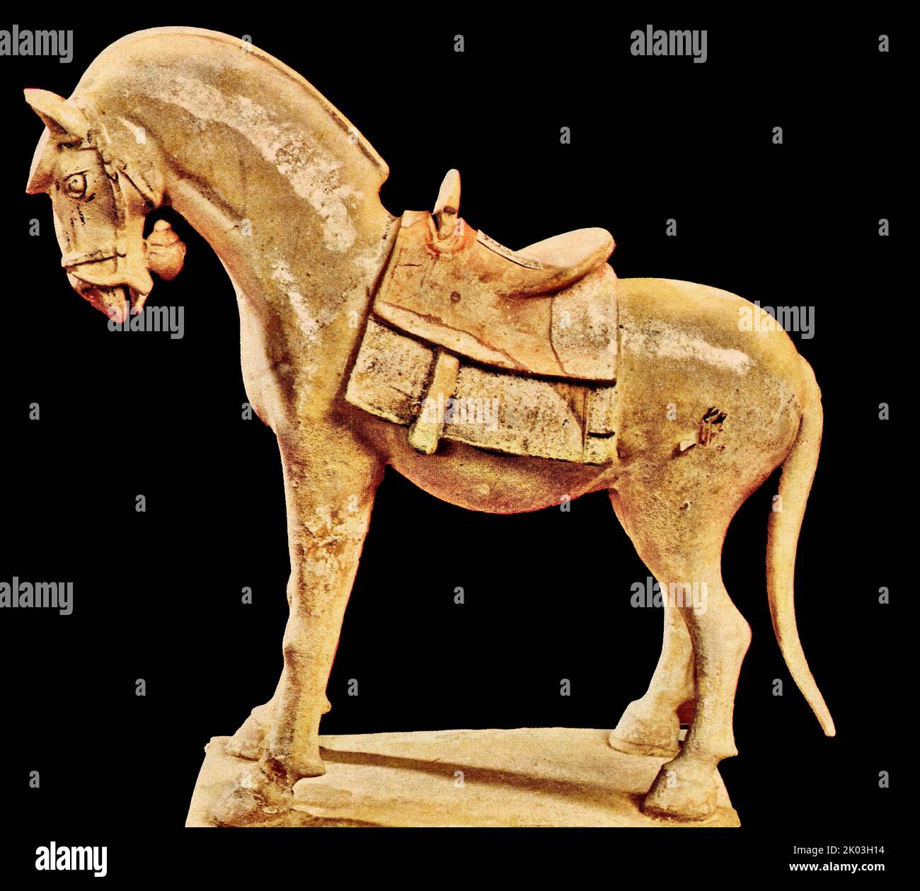Die Figur eines Pferdes aus der Sui- oder Tang-Dynastie steht auf einem leeren Magen, steht auf einer rechteckigen Plattform, der Lehmboden ist weiß, der Körper des Pferdes ist mit einer hellgrünen Reisglasur bemalt und das Satteltuch ist rot bemalt. Der Kopf des Pferdes blickt nach unten, der Hals ist leicht gebeugt, und es ist in einer nach vorne schießenden Form. Die Vorderbeine sind nach vorne gestreckt und gerade, der Rücken ist leicht gebeugt. Der Mund des Pferdes ist mit einer Glocke geschmückt, und der Hals ist mit einer Glocke gebunden, und er hat eine gute Haltung. Stockfoto