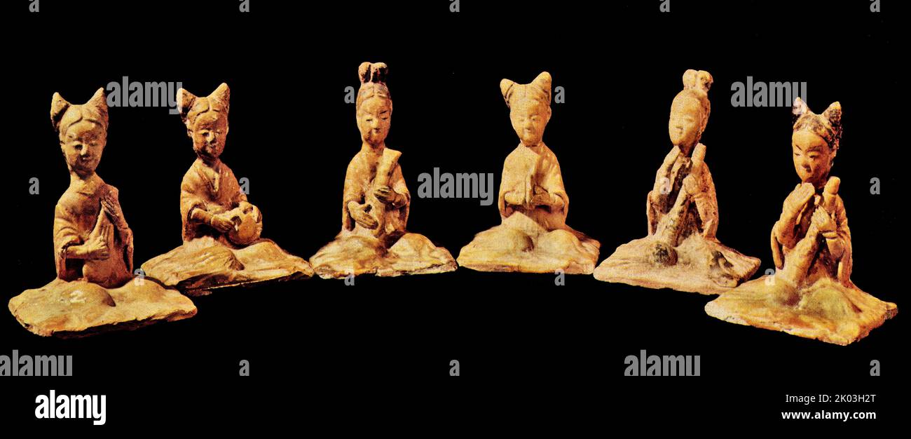 Sui- oder Tang-Dynastie-Figuren von sechs Musikern werden aus Dutzenden ähnlicher Sammlungen im Geschichtsmuseum ausgewählt, mit lebendigen Ausdrücken, und der Stil und die Glasur sind denen der frühen Tang-Dynastie oder früher ähnlich. Die Figuren sind weiß, mit einer hellgelben Glasur mit einem leichten grünlichen Farbton. Die Musiker sitzen alle mit gekreuzten Beinen auf der Matte, wobei ihre Figuren aufrecht stehen, oder ihr Haar wird zu einem Brötchen gebunden, oder ein hohes Brötchen wird auf dem Kopf gebunden; Es gibt Spuren von Pinselarbeit auf den Haaren, Augenbrauen und Augen, und das Gesicht ist würdevoll und rigoros. Die Musikinstrumente der f Stockfoto