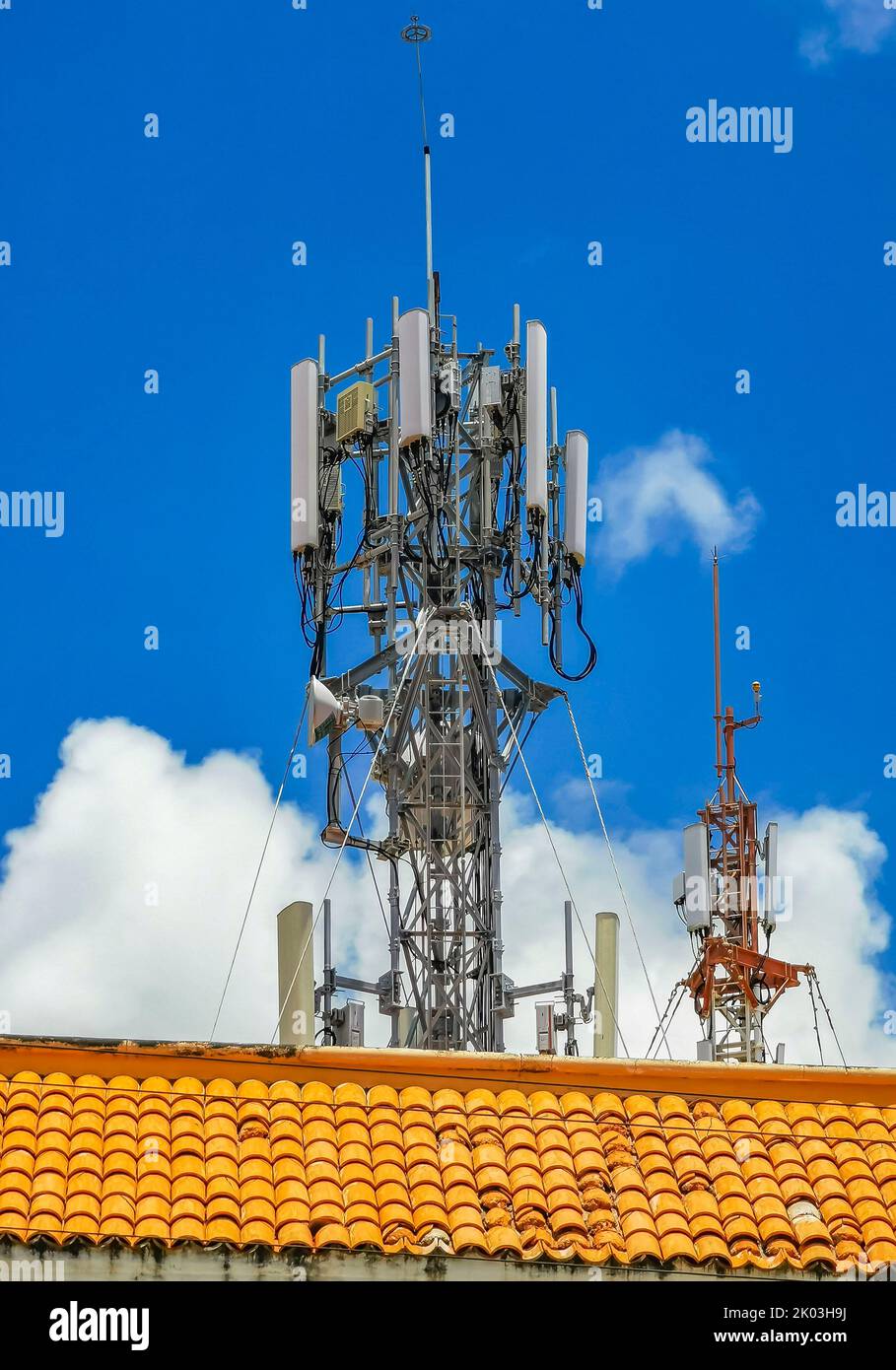 Der rot-weiße 5G-Turm mit blauer Himmelshintergrundstrahlung tötet uns in Playa del Carmen in Mexiko. Stockfoto