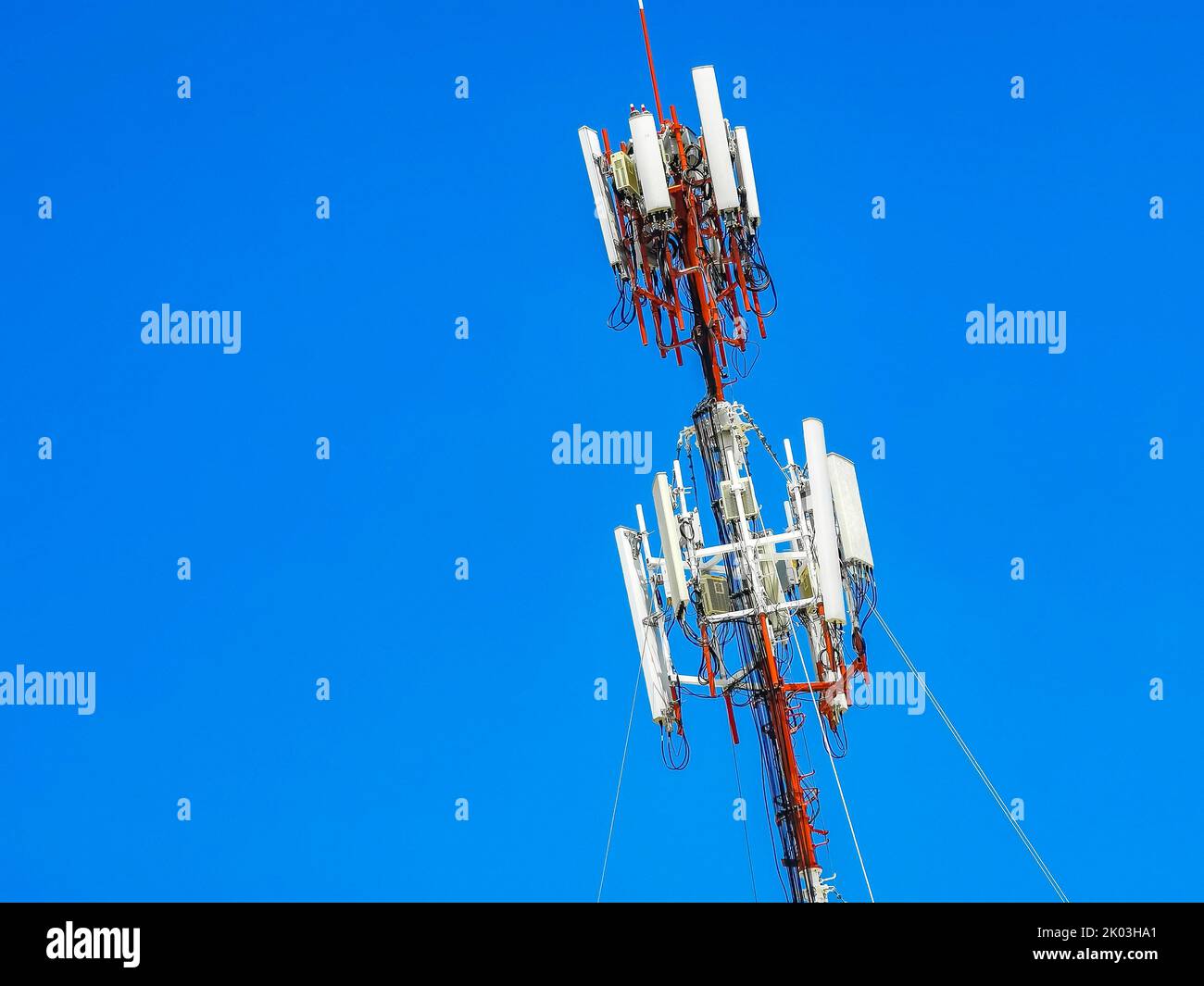 Der rot-weiße 5G-Turm mit blauer Himmelshintergrundstrahlung tötet uns in Playa del Carmen in Mexiko. Stockfoto