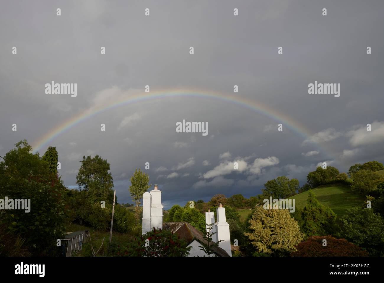 Bickington, Newton Abbot, Großbritannien, 09. Sep 2022, Ein Regenbogen erscheint über den Sturmwolken auf der Farlacombe Farm in der Nähe von Newton Abbot. Kredit: Will Tudor/ Stockfoto