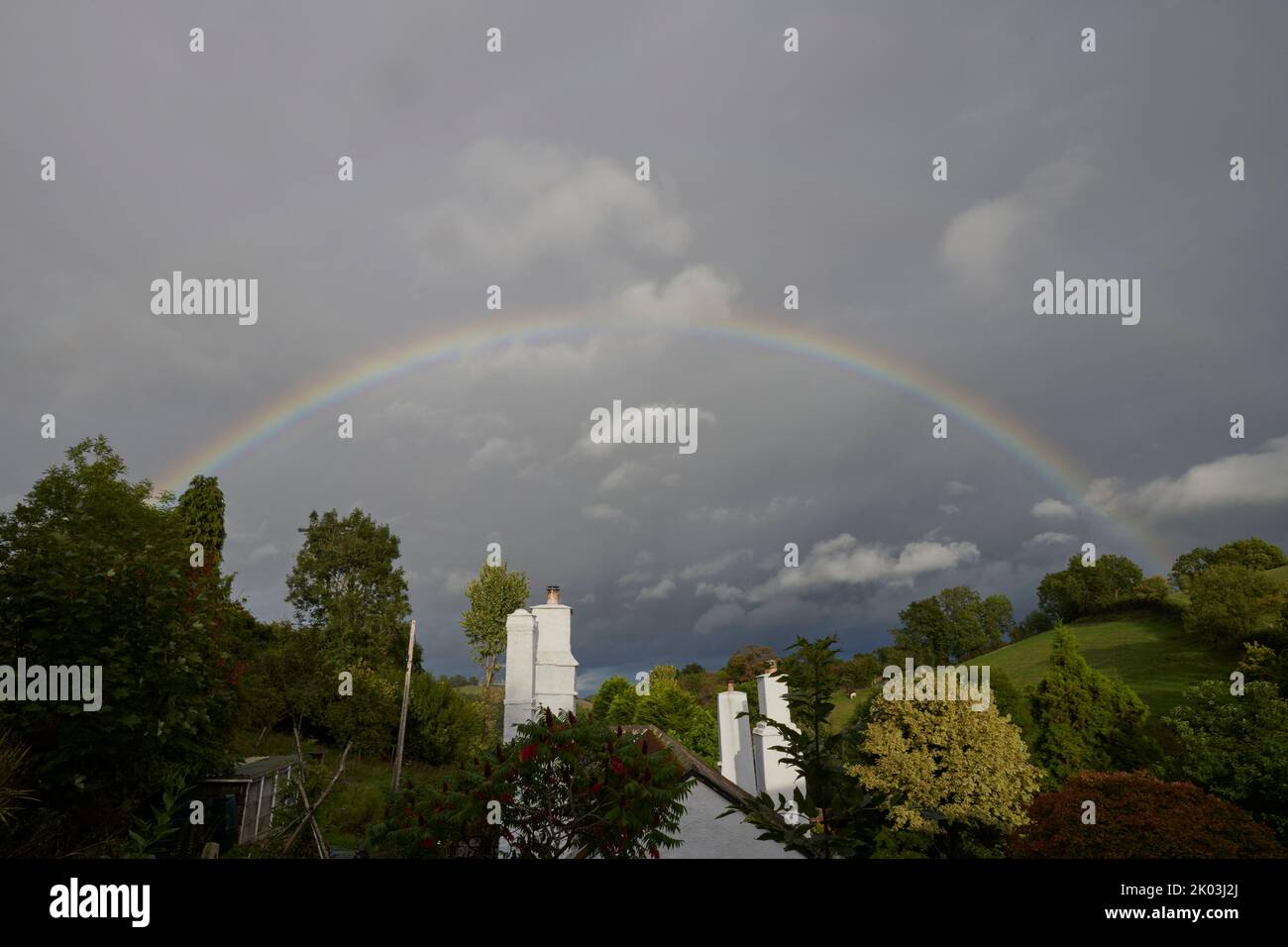 Bickington, Newton Abbot, Großbritannien, 09. Sep 2022, Ein Regenbogen erscheint über den Sturmwolken auf der Farlacombe Farm in der Nähe von Newton Abbot. Kredit: Will Tudor/ Stockfoto