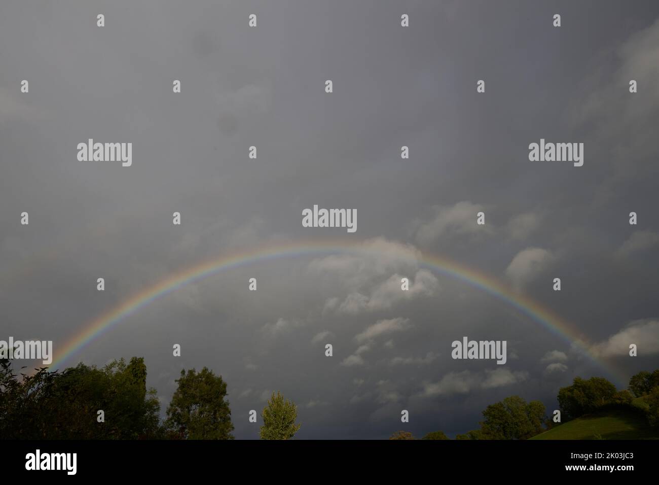 Bickington, Newton Abbot, Großbritannien, 09. Sep 2022, Ein Regenbogen erscheint über den Sturmwolken auf der Farlacombe Farm in der Nähe von Newton Abbot. Kredit: Will Tudor/ Stockfoto
