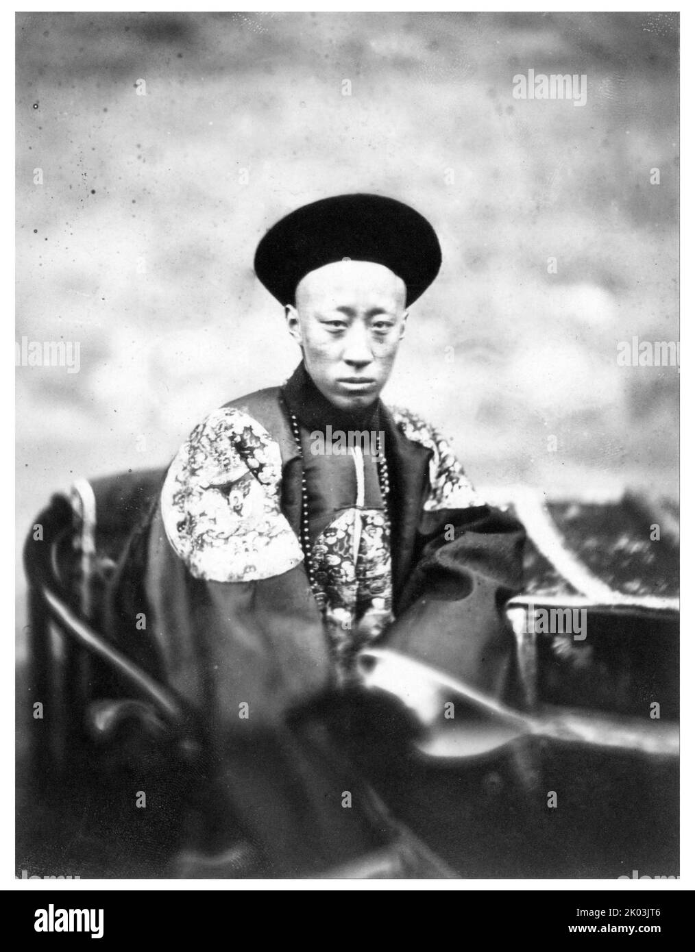 Yixin (11. Januar 1833 - 29. Mai 1898), besser bekannt auf Englisch als Prinz Kung oder Gong, war ein kaiserlicher Prinz des Aisin Gioro Clans und ein wichtiger Staatsmann der mandschu-geführten Qing Dynastie in China. Er war von 1861 bis 1865 Regent des Reiches und hatte auch zu anderen Zeiten großen Einfluss. Stockfoto