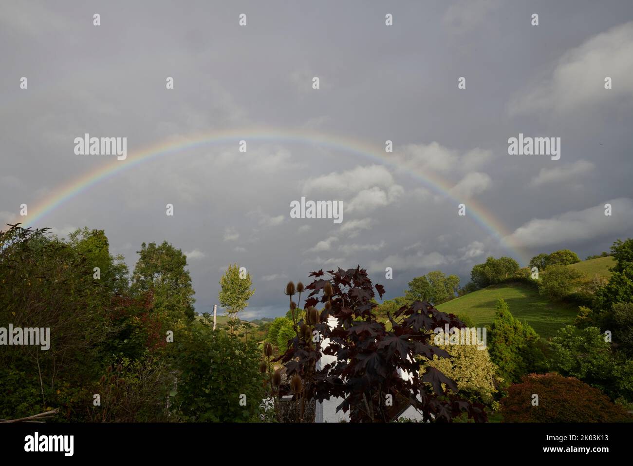 Bickington, Newton Abbot, Großbritannien, 09. Sep 2022, Ein Regenbogen erscheint über den Sturmwolken auf der Farlacombe Farm in der Nähe von Newton Abbot. Kredit: Will Tudor/ Stockfoto