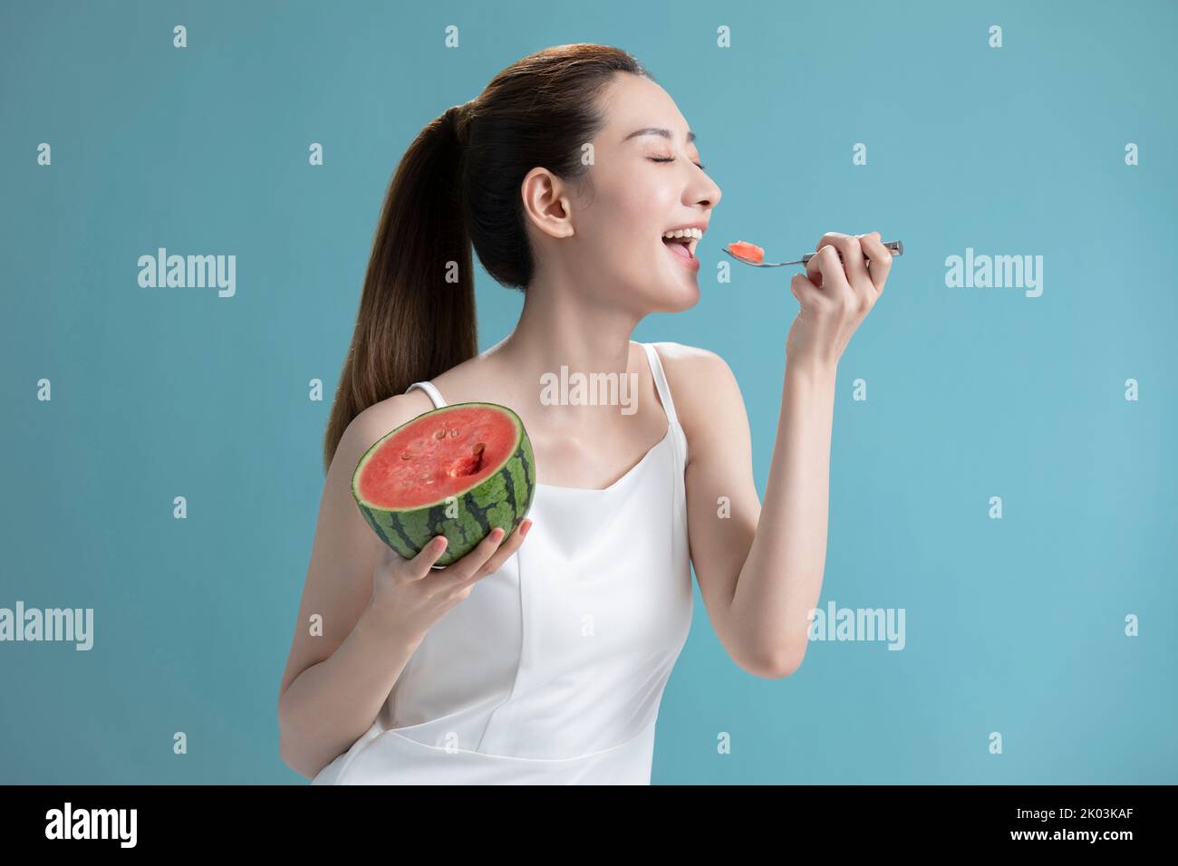 Schöne junge Chinesin mit Wassermelone Stockfoto