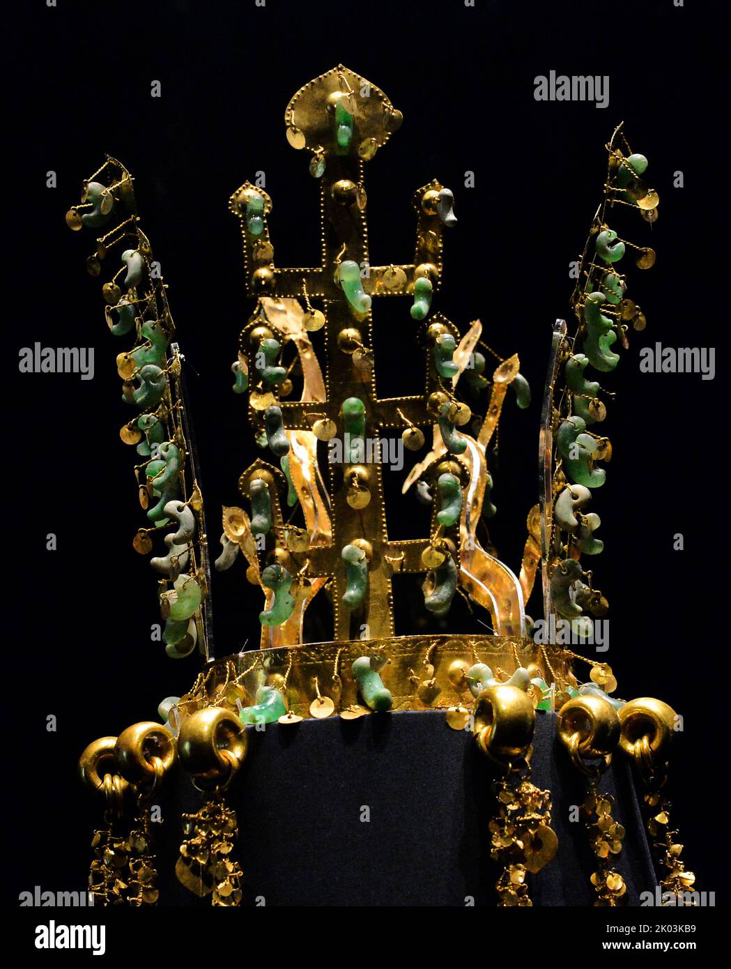 Die Goldkrone von Silla aus Hwangnamdaechong, untergebracht im Nationalmuseum von Korea. Es ist ein nationaler Schatz von Korea. Die Höhe der Krone beträgt 27,5 Zentimeter und die goldenen Ketten und Anhänger, die von der Krone, bekannt als Suhasik, baumeln, sind 13 bis 30,3 Zentimeter lang. Die Krone ist bekannt für ihre reichliche Verwendung von Jade. Die Suhasik sind in zwei Dreiergruppen gruppiert und mit den längsten Ketten am äußeren Rand zu den kleinsten Ketten angeordnet, die der Vorderseite der Krone am nächsten sind. Zweite Hälfte des 5.. Jahrhunderts. Ausgegraben vom Nordhügel des Hwangnam Daechong-Grabes. Stockfoto