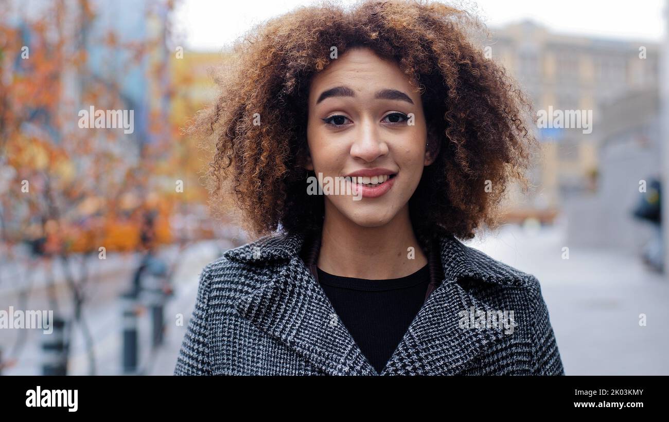 Junge schöne Mädchen Teenager Millennial African American Frau mit lockigem Haar steht in der Stadt auf der Straße leidet an saisonalen Allergie Rhinitis runny Stockfoto