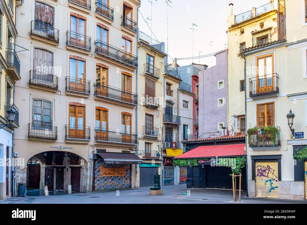 Kleine Unternehmen und Gebäude während der Morgenstunden in Valencia, Spanien Stockfoto
