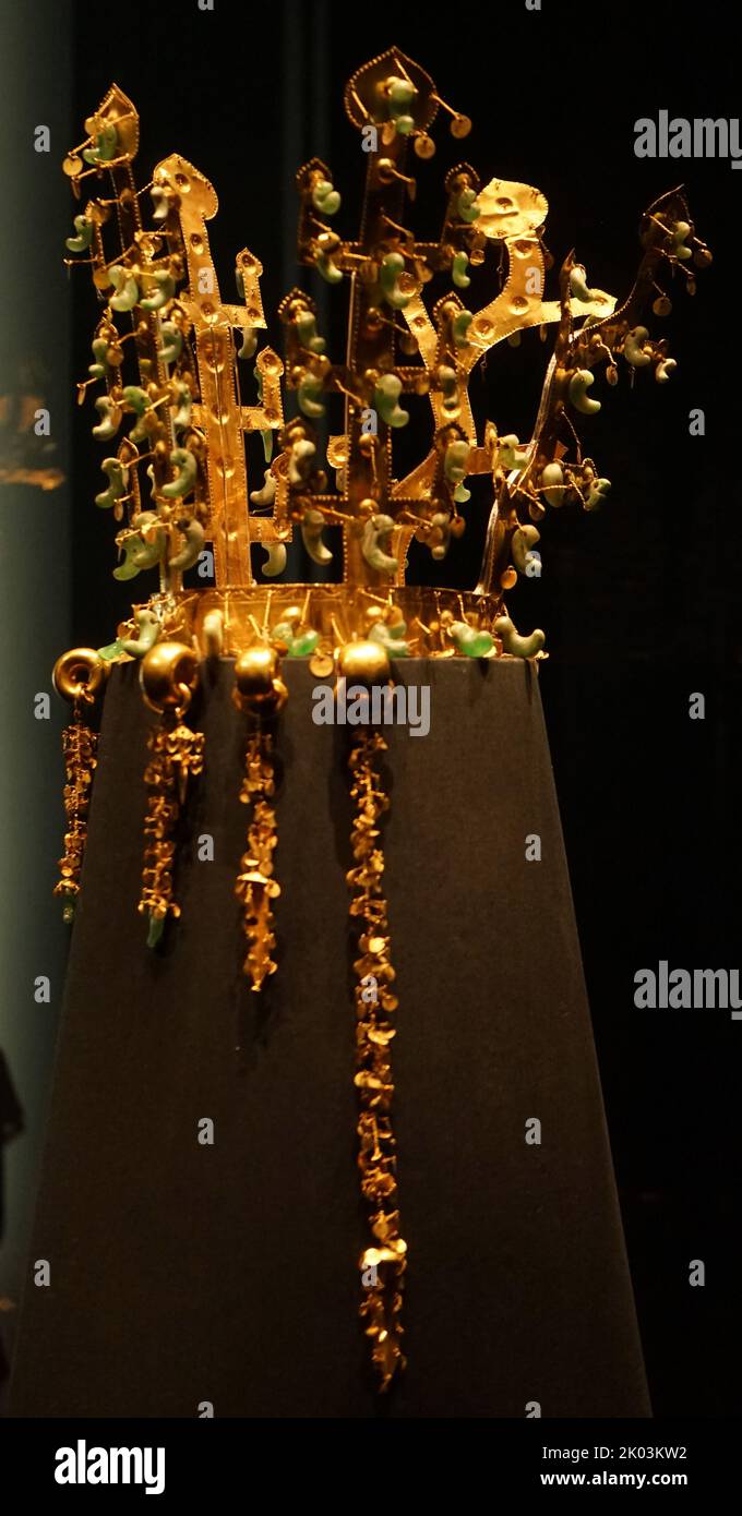 Die Goldkrone von Silla aus Hwangnamdaechong im Nationalmuseum von Korea. Es ist ein nationaler Schatz von Korea. Die Höhe der Krone beträgt 27,5 Zentimeter und die goldenen Ketten und Anhänger, die von der Krone baumeln, bekannt als Suhasik. Diese Krone kann für eine Königin gemacht worden sein und es gibt eine bedeutende Kontroverse darüber, wer im Grab begraben wurde. Zweite Hälfte des 5.. Jahrhunderts. Ausgegraben aus dem Nordhügel von Hwangnam Daechong Stockfoto