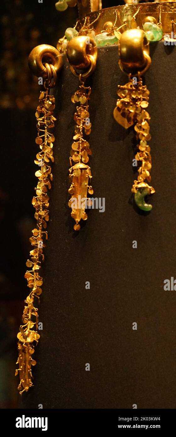 Die Goldkrone von Silla aus Hwangnamdaechong im Nationalmuseum von Korea. Es ist ein nationaler Schatz von Korea. Die Höhe der Krone beträgt 27,5 Zentimeter und die goldenen Ketten und Anhänger, die von der Krone baumeln, bekannt als Suhasik. Diese Krone kann für eine Königin gemacht worden sein und es gibt eine bedeutende Kontroverse darüber, wer im Grab begraben wurde. Zweite Hälfte des 5.. Jahrhunderts. Ausgegraben aus dem Nordhügel von Hwangnam Daechong Stockfoto