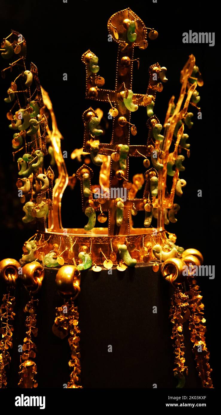Die Goldkrone von Silla aus Hwangnamdaechong im Nationalmuseum von Korea. Es ist ein nationaler Schatz von Korea. Die Höhe der Krone beträgt 27,5 Zentimeter und die goldenen Ketten und Anhänger, die von der Krone baumeln, bekannt als Suhasik. Diese Krone kann für eine Königin gemacht worden sein und es gibt eine bedeutende Kontroverse darüber, wer im Grab begraben wurde. Zweite Hälfte des 5.. Jahrhunderts. Ausgegraben aus dem Nordhügel von Hwangnam Daechong Stockfoto
