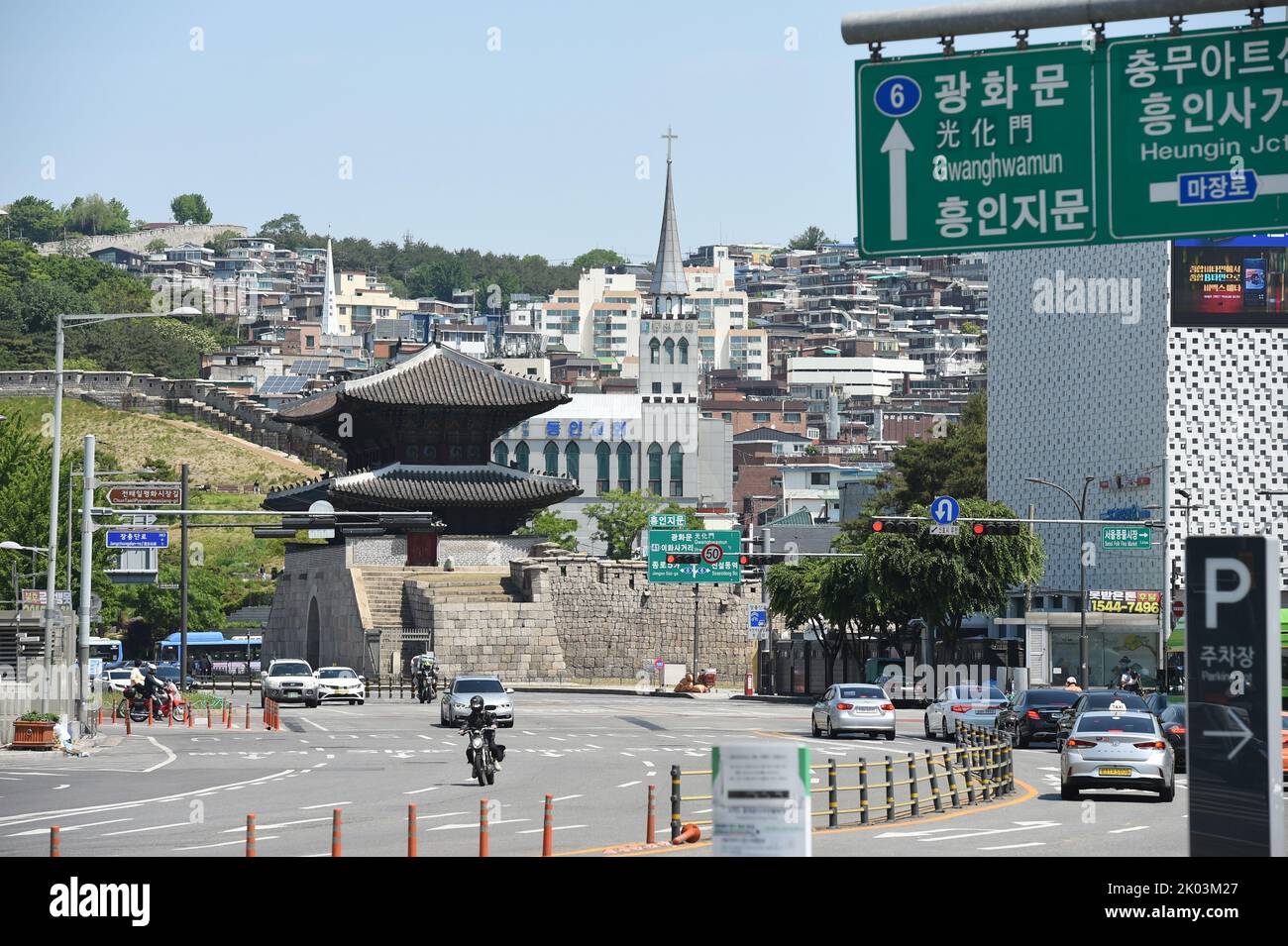 Heunginjimun, das „Tor der aufsteigenden Wohltätigkeit“ oder besser bekannt als Dongdaemun, ist eines der acht Tore von Seoul in der Festungsmauer von Seoul, einem prominenten Wahrzeichen im Zentrum von Seoul, Südkorea. Der koreanische Name „Dongdaemun“ bedeutet „großes Osttor“ und wurde so benannt, weil es das größte östliche Tor in der Mauer war, das Seoul während der Joseon-Dynastie umgab Stockfoto