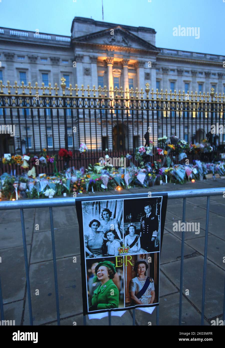 London, Großbritannien. 09. September 2022. Blumenschmuck und königliche Familienportraits vor den Toren des Buckingham Palace. Ihre Majestät Königin Elizabeth II. Ist im Alter von 96 Jahren in Balmoral Castle gestorben, nachdem sie 70 Jahre lang über das Vereinigte Königreich regiert hat. (Foto von Martin Pope/SOPA Images/Sipa USA) Quelle: SIPA USA/Alamy Live News Stockfoto