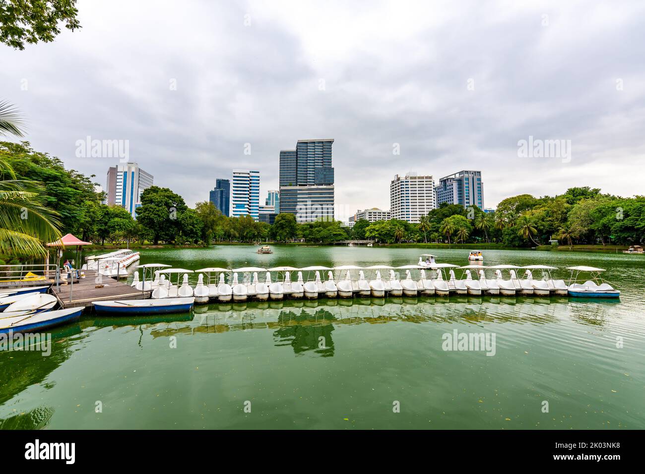 Blick auf die Stadt Bangkok vom Lumpini Park im Stadtzentrum. Panoramafoto von Wolkenkratzern und futuristischen Gebäuden aus Metall und Glas. Blick von den s Stockfoto