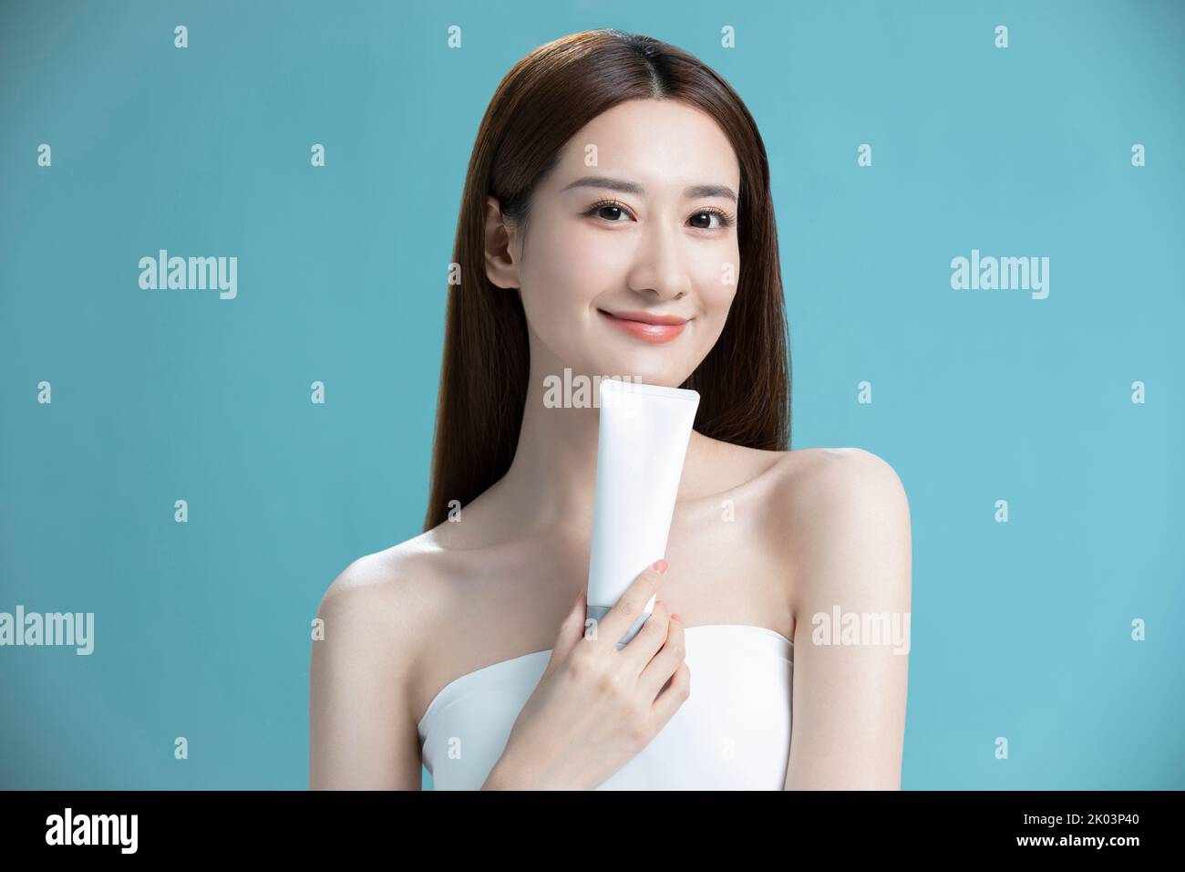 Schöne junge chinesische Frau mit Gesichtswasser Stockfoto