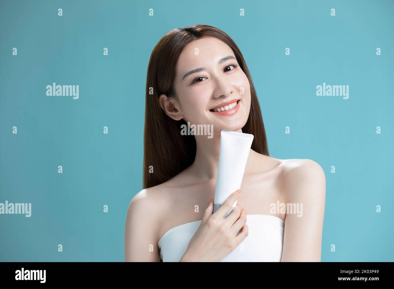 Schöne junge chinesische Frau mit Gesichtswasser Stockfoto