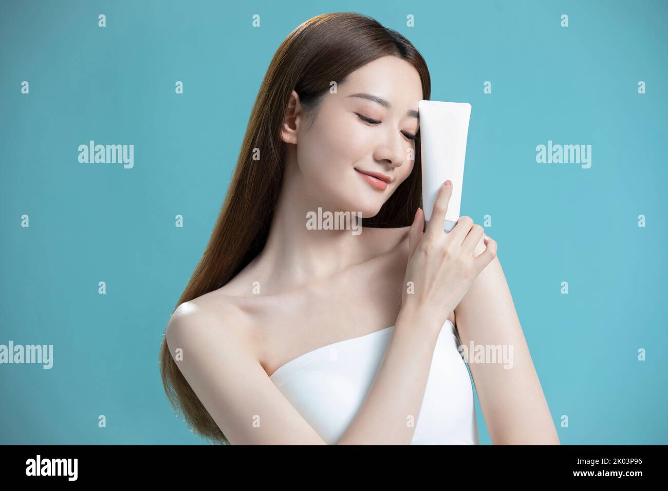 Schöne junge chinesische Frau mit Gesichtswasser Stockfoto