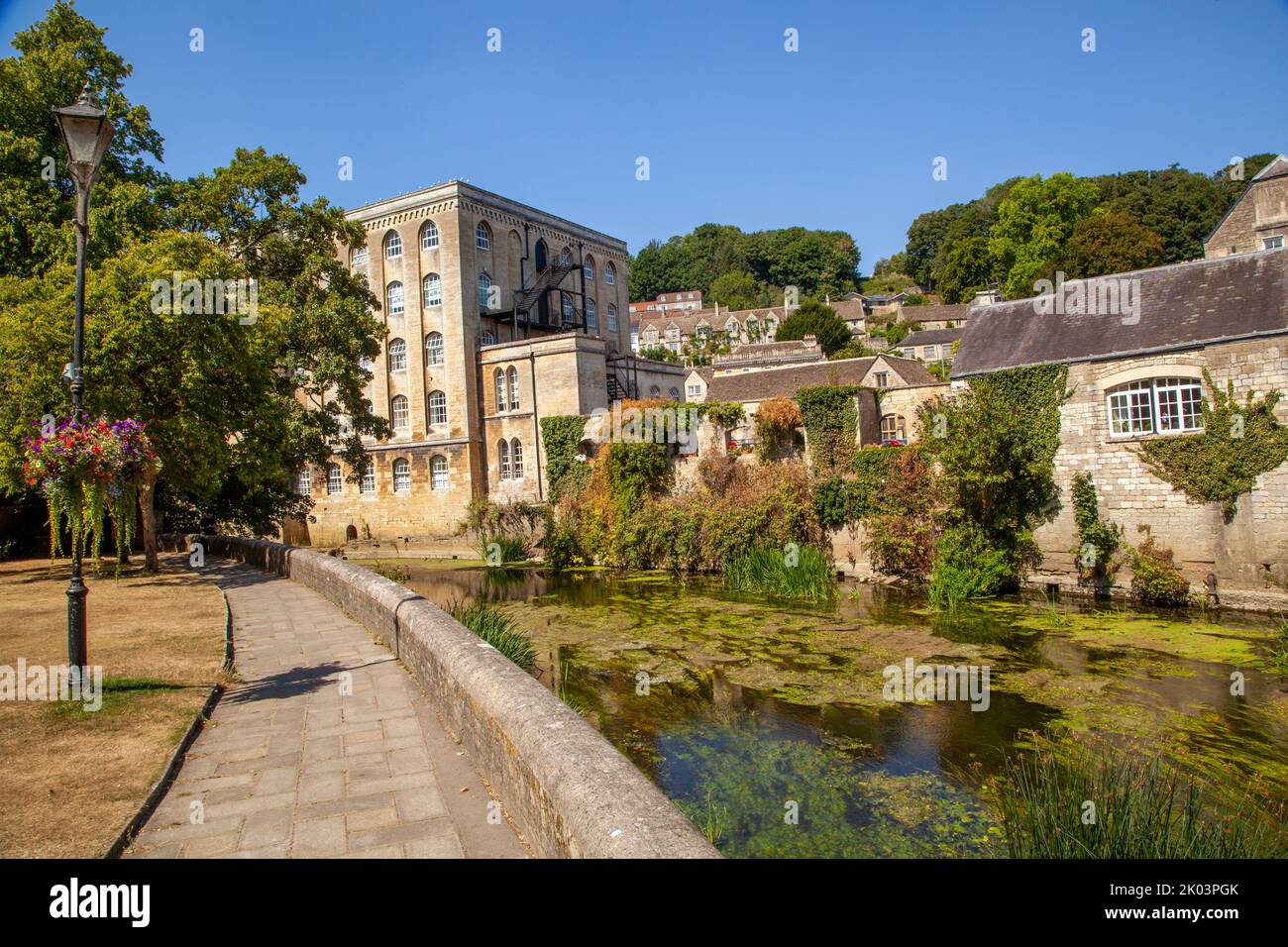 Der Fluss Avon fließt durch die Marktstadt Bradford-on-Avon in Wiltshire mit der alten Abbey-Mühle am fernen Flussufer Stockfoto