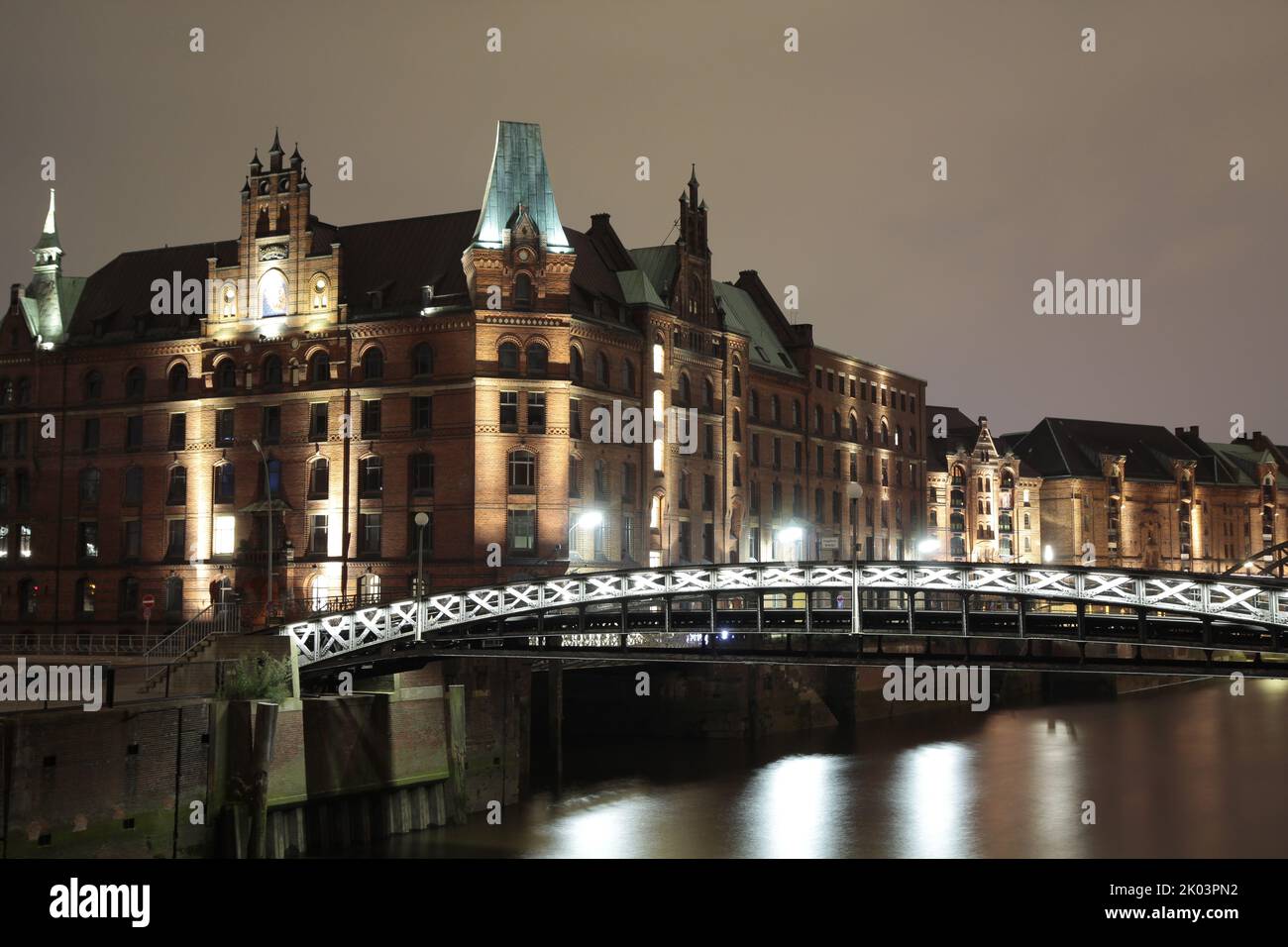 Hafenstadt Hamburg Deutschland - altes Lagerhaus-Viertel in Hamburg bei Nacht Stockfoto