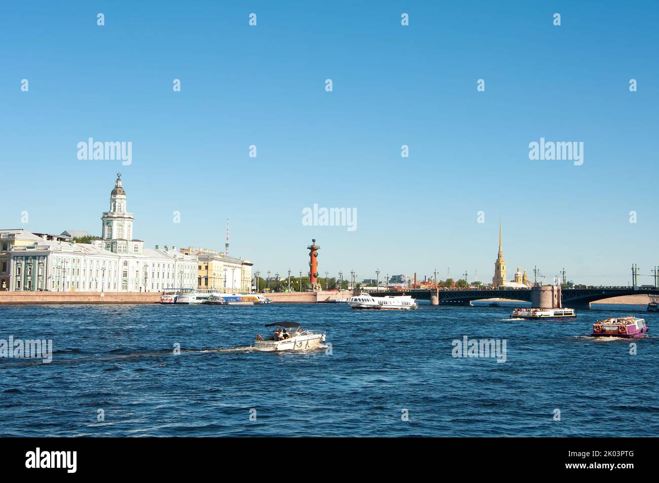 St. Petersburg, Russland - 16. August 2022: Palastbrücke über den Fluss Newa Stockfoto