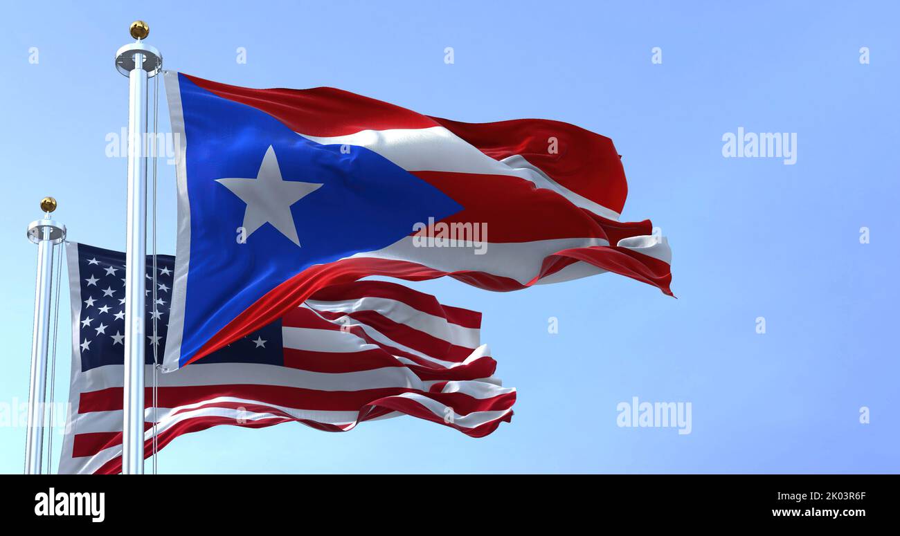 Flagge von Puerto Rico winkt im Wind mit der Flagge der Vereinigten Staaten an einem klaren Tag. Puerto Rico ist eine karibische Insel und nicht eingegliederte Gebiet von t Stockfoto