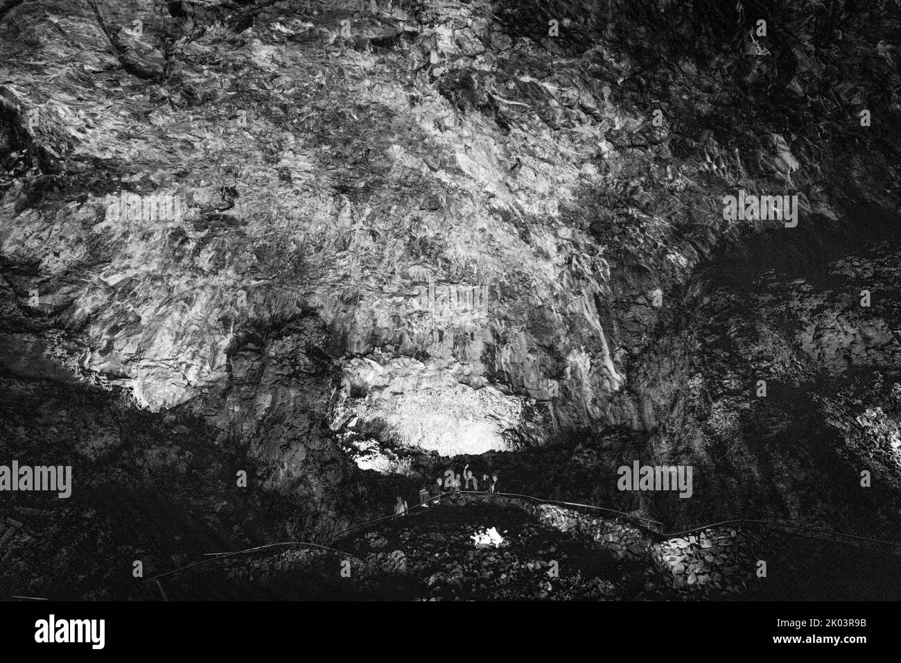 Algar do Carvao Höhle auf Terceira Insel, Azoren Urlaub in schwarz-weiß. Stockfoto