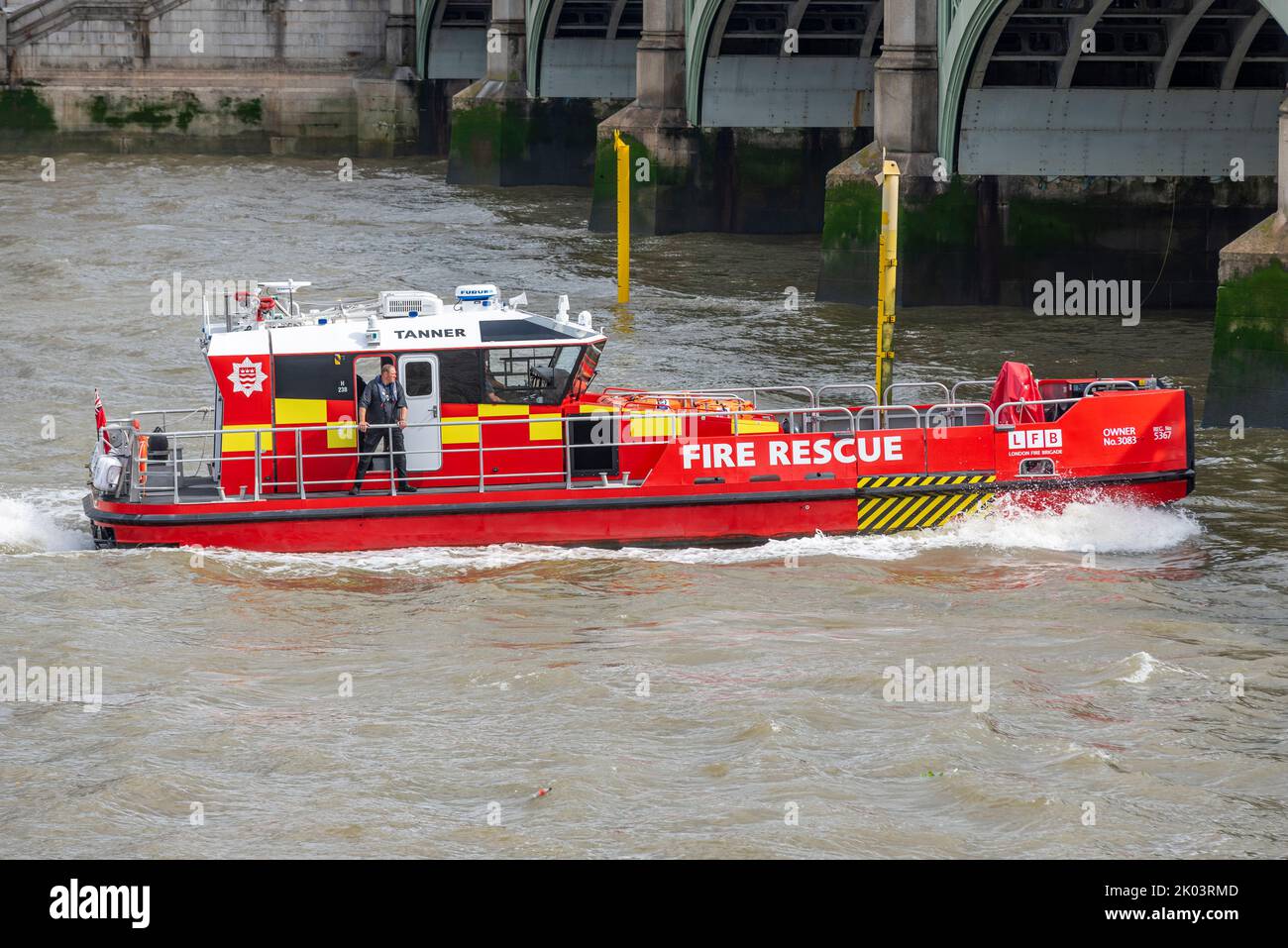 London Fire Brigade Fire Rescue Vessel namens Tanner auf der Themse unter der Westminster Bridge, London, Großbritannien. Marine Fire Boat Stockfoto