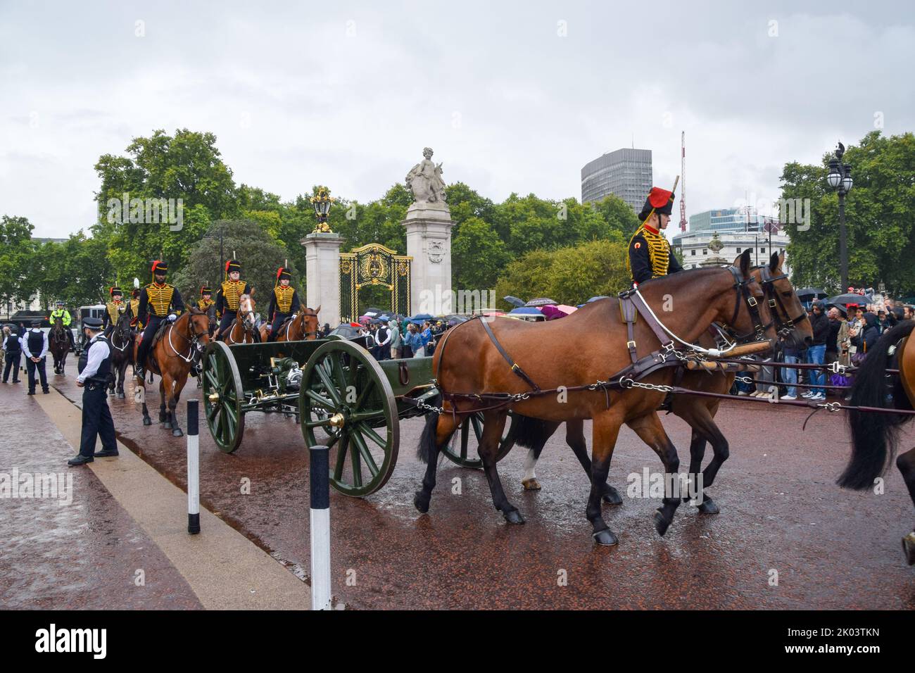 London, Großbritannien. 9. September 2022. Die Königstruppe, die Royal Horse Artillery, kommt am Buckingham Palace vorbei, als Königin Elizabeth II. Im Alter von 96 Jahren stirbt. Kredit: Vuk Valcic/Alamy Live Nachrichten Stockfoto