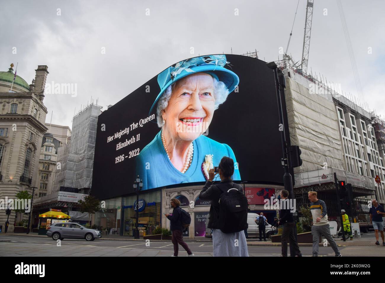 London, Großbritannien. 9. September 2022. Piccadilly Lights im Piccadilly Circus zeigen eine Hommage an Queen Elizabeth II., 96 Jahre alt. Kredit: Vuk Valcic/Alamy Live Nachrichten Stockfoto