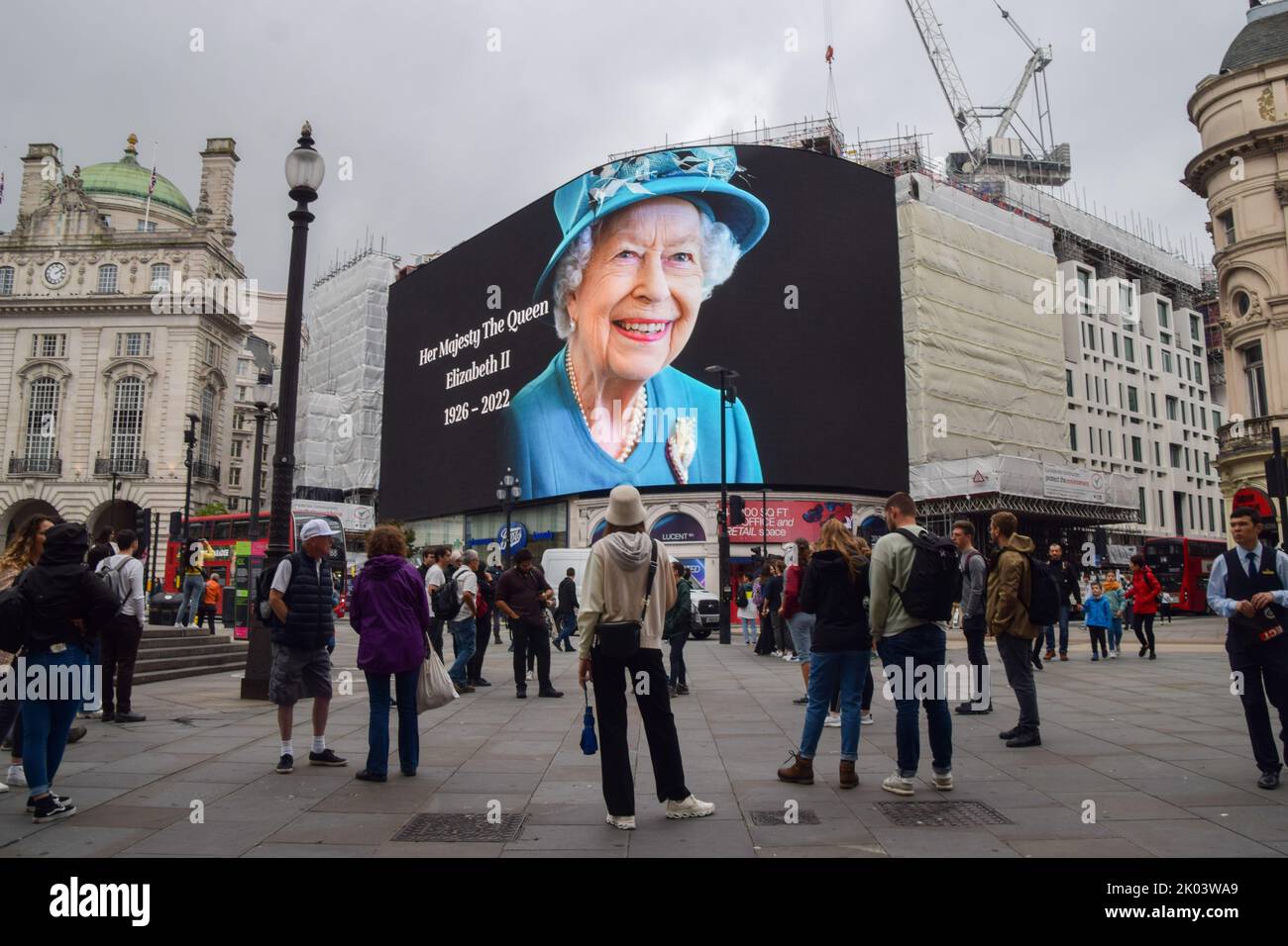 London, Großbritannien. 9. September 2022. Piccadilly Lights im Piccadilly Circus zeigen eine Hommage an Queen Elizabeth II., 96 Jahre alt. Kredit: Vuk Valcic/Alamy Live Nachrichten Stockfoto