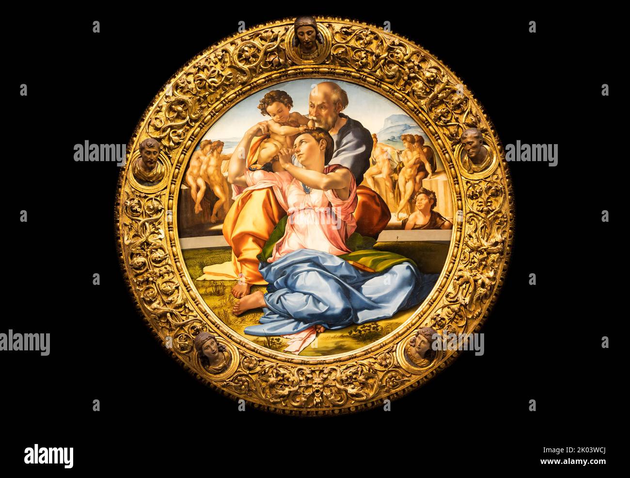 Florenz, Italien - ca. August 2021: Heilige Familie mit dem jungen Johannes-Täufer - genannt Doni Tondo - von Michelangelo Buonarroti, 1507 Stockfoto