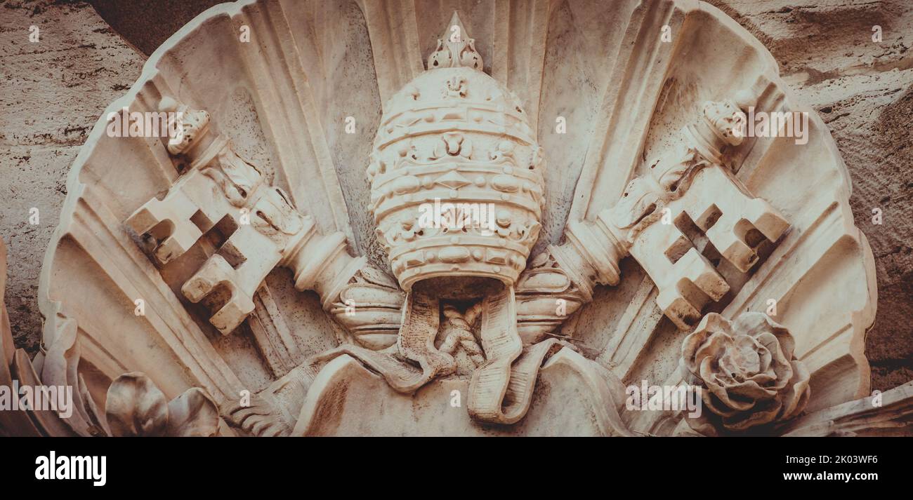 Symbol des Vatikanischen Staates - zwei gekreuzte Schlüssel und eine Tiara, Staat der Vatikanstadt Stockfoto