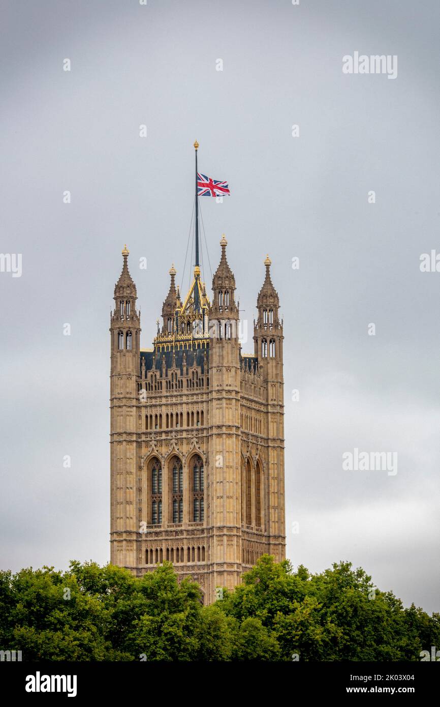 London, Großbritannien. 9. September 2022. Nach der Ankündigung des Todes von Elizabeth II., Königin von Großbritannien, die am Donnerstagabend in Balmoral Castle starb, bleiben in Westminster Flaggen am Halbmast. Foto: Horst A. Friedrichs Alamy Live News Stockfoto