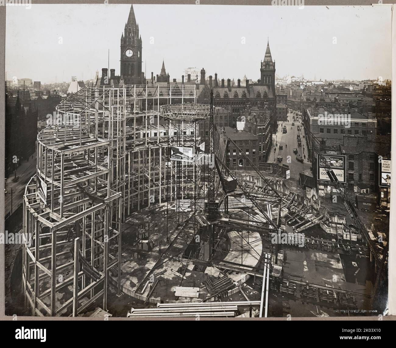 Central Public Library, St. Peter's Square, Manchester, 1930 - 1934. Erhöhte Ansicht der zentralen öffentlichen Bibliothek während des Baus, wobei etwa ein Drittel der Stahlrahmen des äußeren Rings konstruiert wurden. Die Central Public Library wurde von E. Vincent Harris entworfen. Die Stahlrahmen wurden von Bister, Walton and Co Ltd. Hergestellt Stockfoto