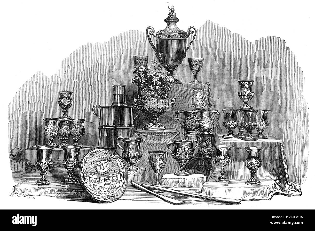 Der Thames National Regatta Prize, 1854. Ruderpreise. „Vor allem der Grand Challenge Cup, für achtoarige Boote (Herren-Amateuren) - ein feines, silbergoldfarbenes Stück Teller, mit ornamentaler Abdeckung, überragt von einer Figur des Neptun; Verdrehte Schlangengriffe und ornamentale Schriftrolle work...in das Zentrum der Gruppe ist die hübsche Silver Challenge Vase für Blumen, die auch als Weinkühler verwendet werden kann. Dies ist der Preis für das vieroarige Rennen der Herren... die Gruppen von je neun Pokalen, die unmittelbar unter dem Grand Challenge Cup auf beiden Seiten stehen, sind die „Kratzer“-Rennpreise... das goldene Ruder Stockfoto