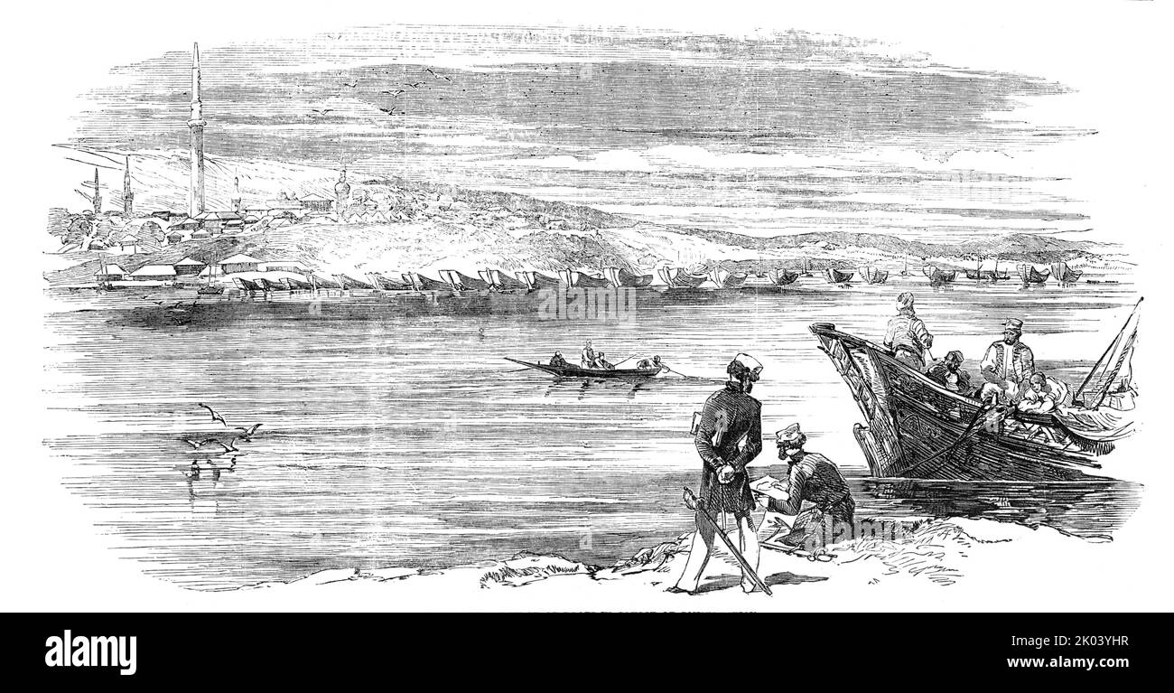 Rusttschuk - die Brücke der Boote im Laufe des Baues, 1854. Krimkrieg: Bau einer Pontonbrücke über die Donau bei Ruse in Bulgarien. Rustchuk ist eine große Stadt am Ufer der Donau: Sie steht am Ufer des Flusses - hier, niedrig und sumpfig, mehr Sand als Schlamm: Hohe Hügel beherrschen sie dahinter. Rustchuk ist befestigt, und mit dem Beispiel von Silistria vor ihm, und verteidigt von türkischen Truppen, gespült durch ihre jüngsten Siege, würde wahrscheinlich ein Stolperstein für die Russen ... die Brücke von Booten, Rustchuk mit der Insel Rhamadan zu verbinden, ist fast fertig, und wird sein Stockfoto