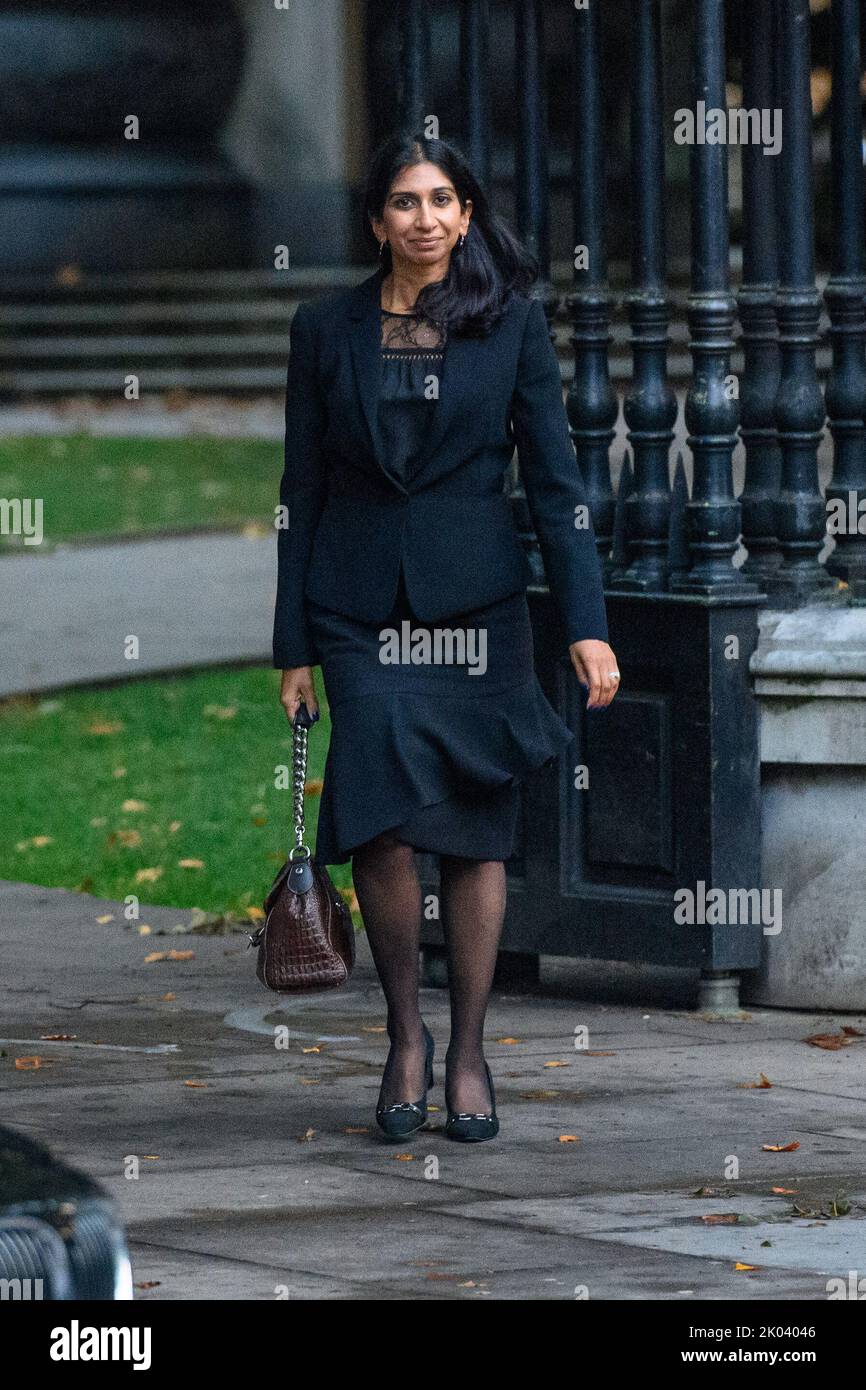 London, Großbritannien. 9. September 2022. Die Innenministerin Suella Braverman verließ nach ihrem Tod am Donnerstag einen Gebetsruf und eine Nachdenkzeit für Königin Elizabeth II. In der St. Paul’s Cathedral, London. Bilddatum: Freitag, 9. September 2022. Bildnachweis sollte lauten: Matt Crossick/Empics/Alamy Live News Stockfoto