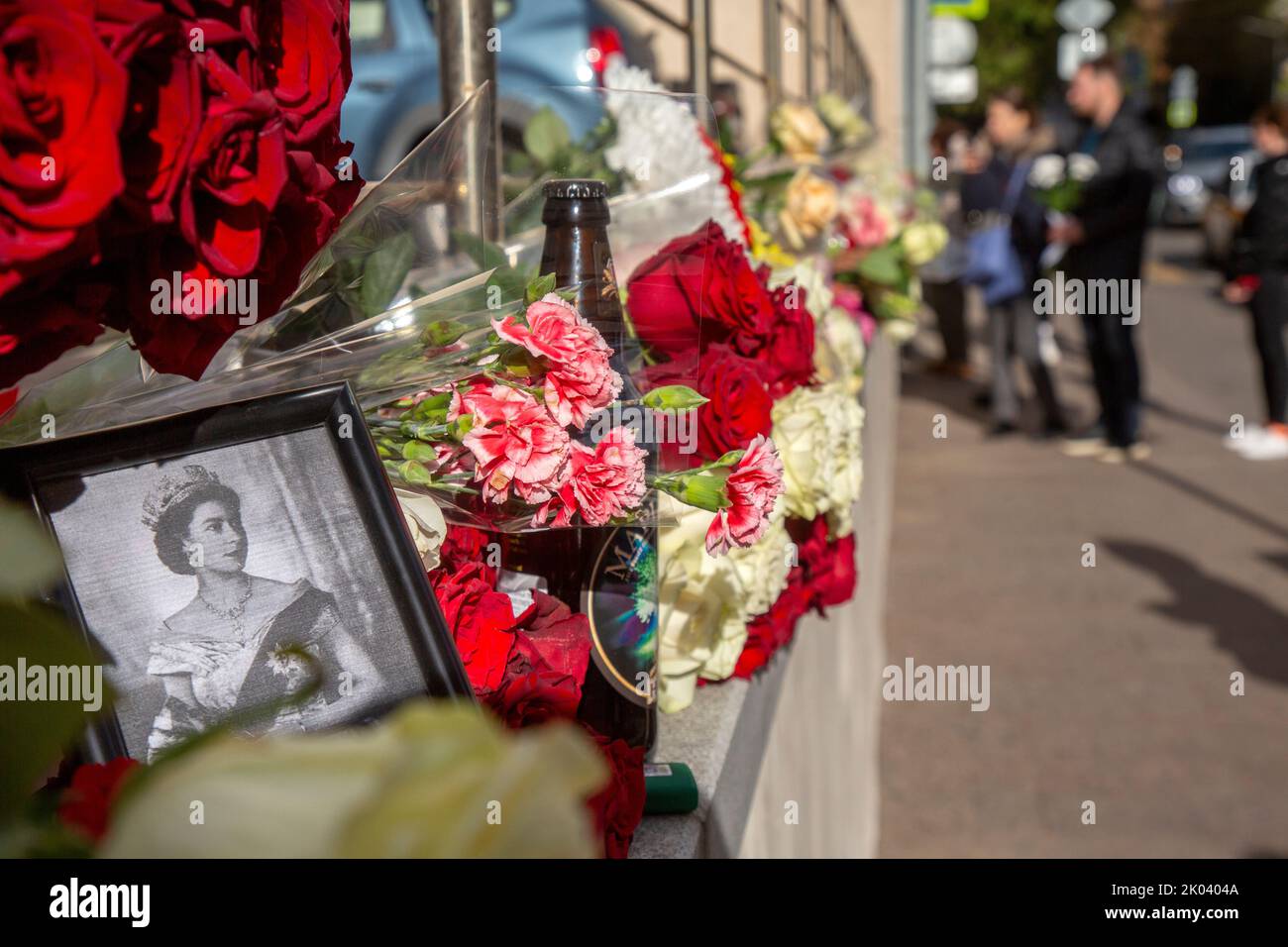 Moskau, Russland. 9.. September 2022. Russen legen Blumen vor der britischen Botschaft in Gedenken an die verstorbene Königin Elizabeth II., die am 8. September 2022 im Alter von 96 Jahren starb. Nikolay Vinokurov/Alamy Live News Stockfoto