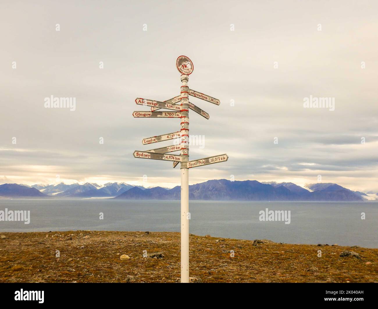 Wegweiser am Pond Inlet auf Eclipse Sound, Baffin Island, Nunavut, Kanada. Stockfoto