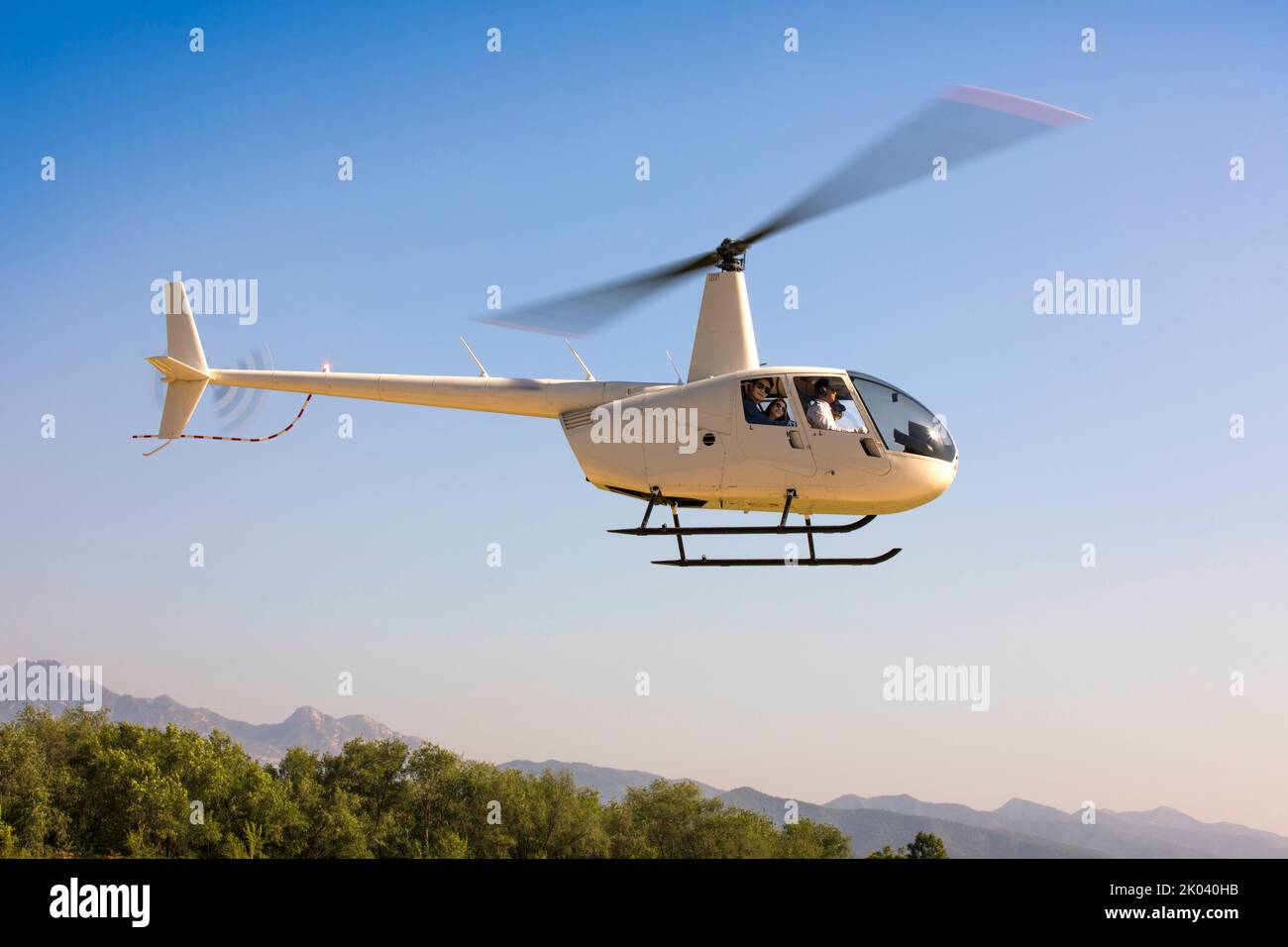 Ein Hubschrauber, der am Himmel fliegt Stockfoto