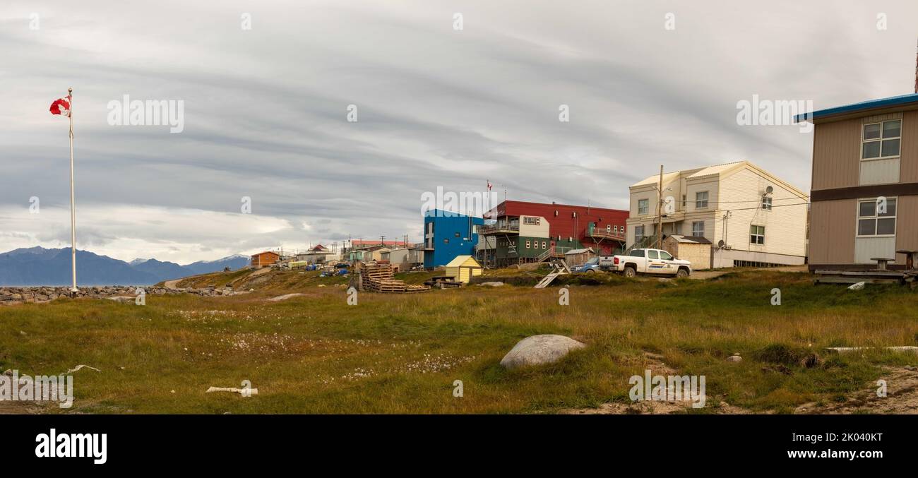 Panorama der Häuser am Pond Inlet am Eclipse Sound, Baffin Island, Nunavut, Kanada. Stockfoto