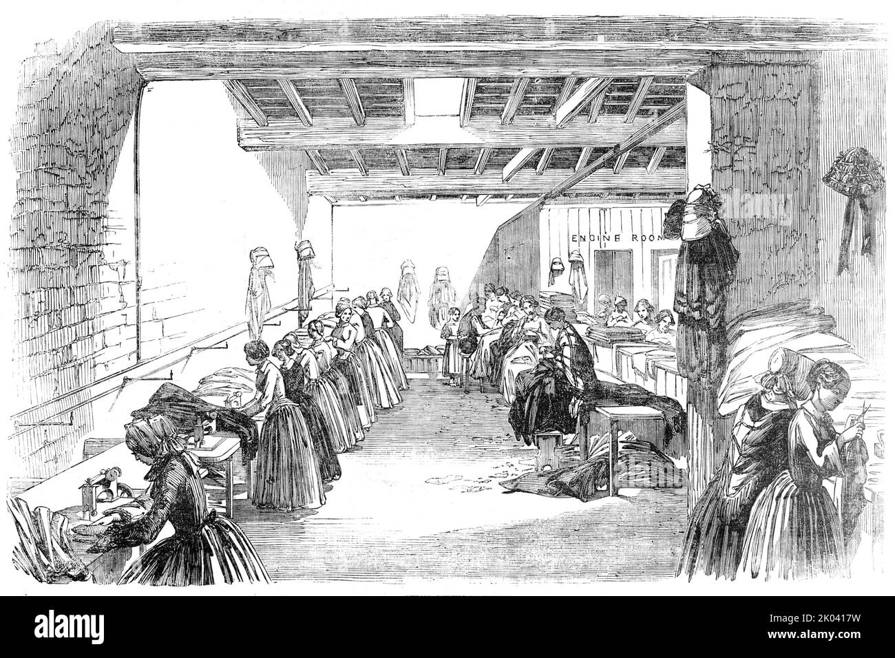Dampfnähmaschinen, 1854. Der Maschinenraum der Firma Holloway, Crowe und Holloway, '...Großhandel Bekleidungshersteller, Stroud, Gloucestershire...Hier sind zwanzig Maschinen in Arbeit, "das ganze wird durch Dampfkraft angetrieben"...jede Maschine wird von einer jungen Frau besucht, die beide Hände hat, um das Tuch zu führen, während der Fuß die Maschine anspringt oder anhält...mittels eines Hebels, der mit der darunter liegenden Schaftbahn verbunden ist. Die Beschäftigung dieser Yonng-Frauen ist nicht mühsam, wie beim Handnähen, sondern... gesund, amüsant und mit größter Leichtigkeit durchgeführt... die Maschinen, die Th sind Stockfoto