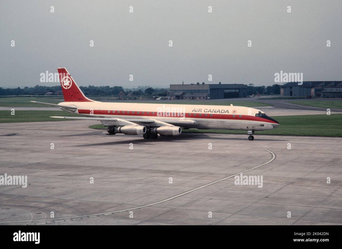 Eine Douglas DC-8 von Air Canada, Seriennummer CF-TJI, am 1.. Juli 1965 auf dem Flughafen Manchester in England. Stockfoto