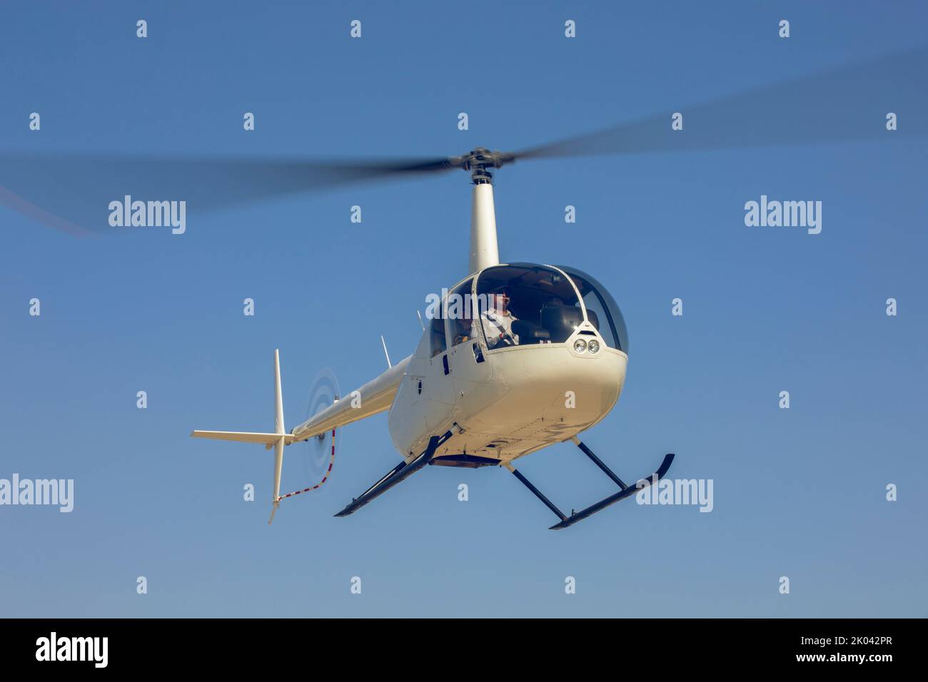 Ein Hubschrauber, der am Himmel fliegt Stockfoto